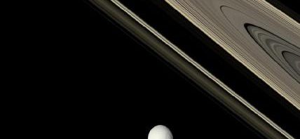 Una luna al borde de los anillos de Saturno
